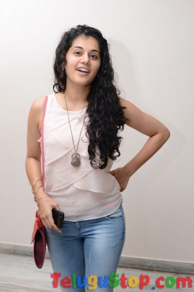 Tapsee latest pics- Photos,Spicy Hot Pics,Images,High Resolution WallPapers Download