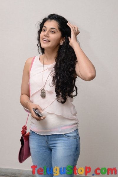 Tapsee latest pics- Photos,Spicy Hot Pics,Images,High Resolution WallPapers Download