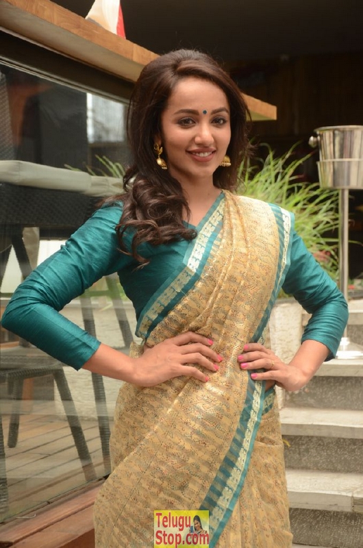 Tejaswi madivada latest stills 2- Photos,Spicy Hot Pics,Images,High Resolution WallPapers Download