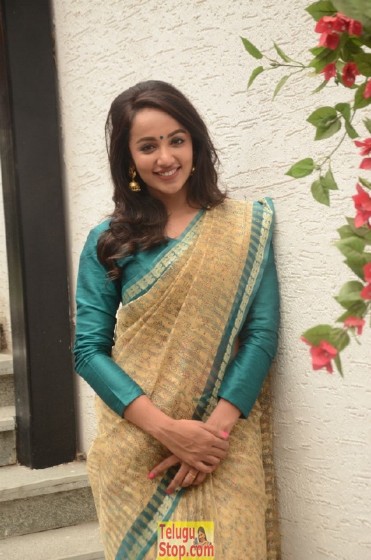 Tejaswi madivada latest stills 2- Photos,Spicy Hot Pics,Images,High Resolution WallPapers Download