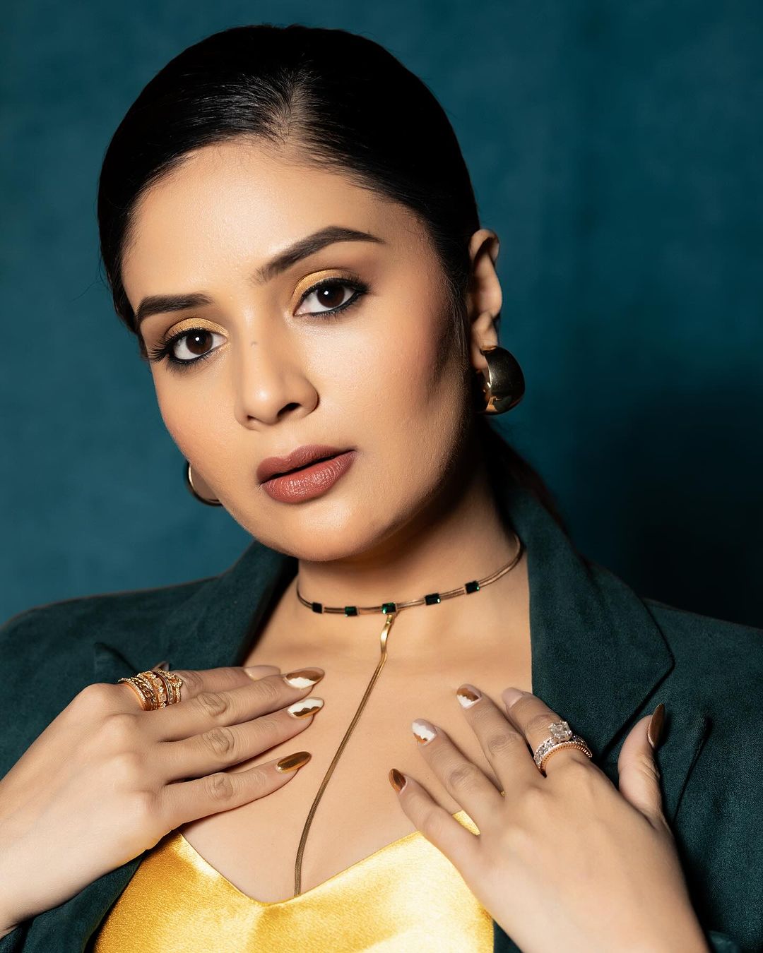 Television presenter sreemukhi looks awesome in this beautiful outfit-Sreemukhi Photos,Spicy Hot Pics,Images,High Resolution WallPapers Download