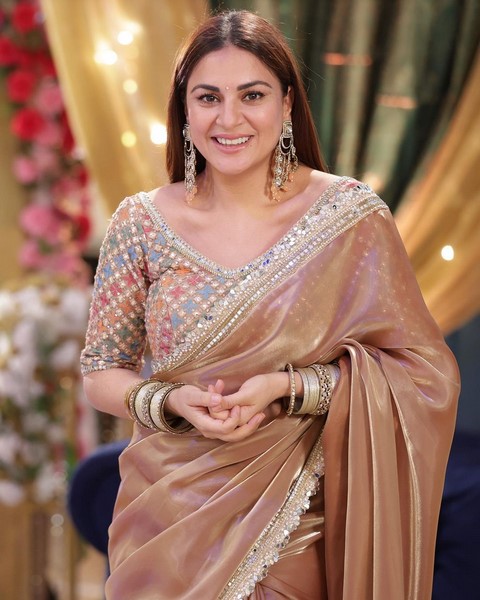 These amazing pictures of shraddha arya her stylish saree-Cargabru, Shraddha, Shraddha Arya, Shraddhaarya Photos,Spicy Hot Pics,Images,High Resolution WallPapers Download