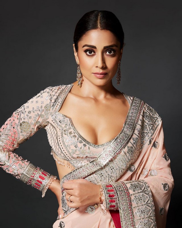 These stunning pics of actress shriya saran heads turn on the internet-Shriyasaran, Actressshriya, Shriya Saran Photos,Spicy Hot Pics,Images,High Resolution WallPapers Download