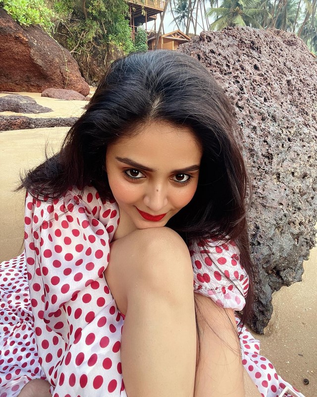 Tollywood hot actress sreemukhi kills with her looks-Crazyuncles, Raamulamma, Sreemukhi Photos,Spicy Hot Pics,Images,High Resolution WallPapers Download