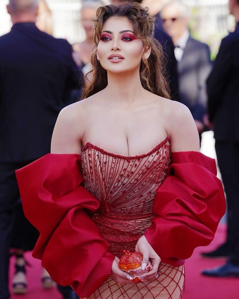Urvashi rautela changing hibiscus flower images-Actressurvashi, Urvashi, Urvashi Rautela, Urvashirautela Photos,Spicy Hot Pics,Images,High Resolution WallPapers Download