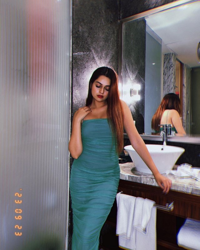 Vaishnavi prakash is shaking up socia media with the latest pics- Photos,Spicy Hot Pics,Images,High Resolution WallPapers Download