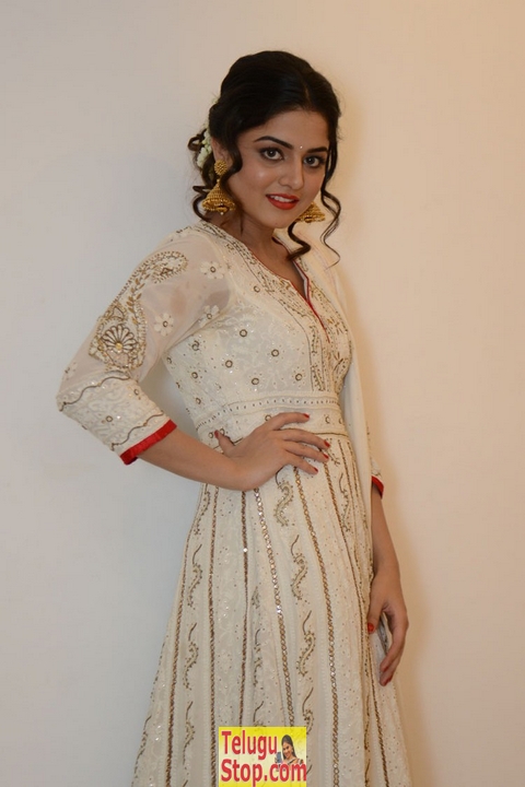 Wamiqa gabbi stills- Photos,Spicy Hot Pics,Images,High Resolution WallPapers Download