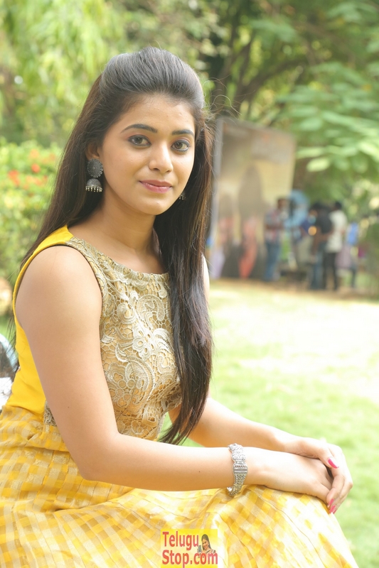 Yamini bhaskar new images 2- Photos,Spicy Hot Pics,Images,High Resolution WallPapers Download