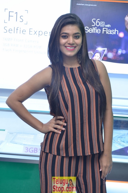 Yamini bhaskar new stills 2- Photos,Spicy Hot Pics,Images,High Resolution WallPapers Download