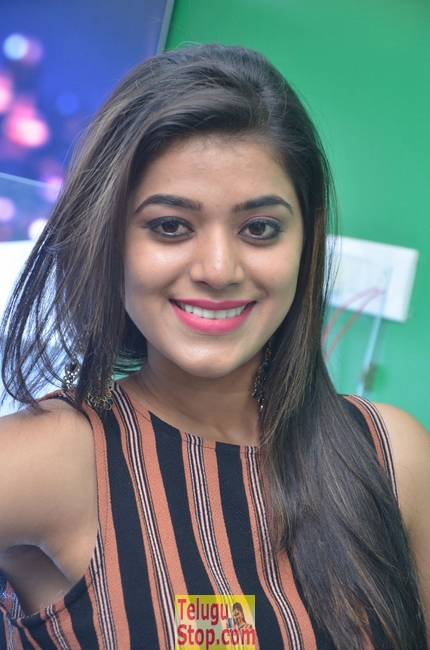 Yamini bhaskar new stills 2- Photos,Spicy Hot Pics,Images,High Resolution WallPapers Download