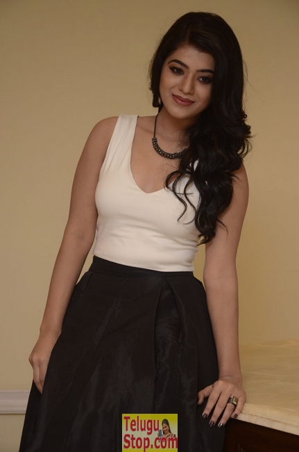 Yamini bhasker new stills- Photos,Spicy Hot Pics,Images,High Resolution WallPapers Download