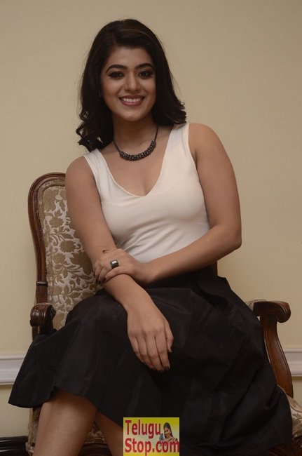 Yamini bhasker new stills- Photos,Spicy Hot Pics,Images,High Resolution WallPapers Download