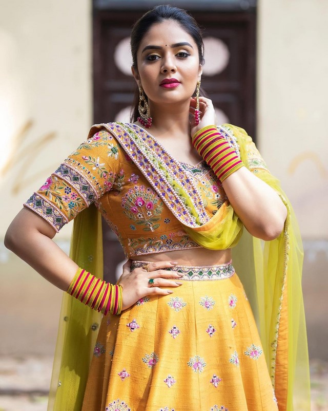 You have to fall in love with the beauty of sreemukhi in these images-Bhola Shankar, Sarangadariya, Sreemukhi, Sreemukhi Pics Photos,Spicy Hot Pics,Images,High Resolution WallPapers Download