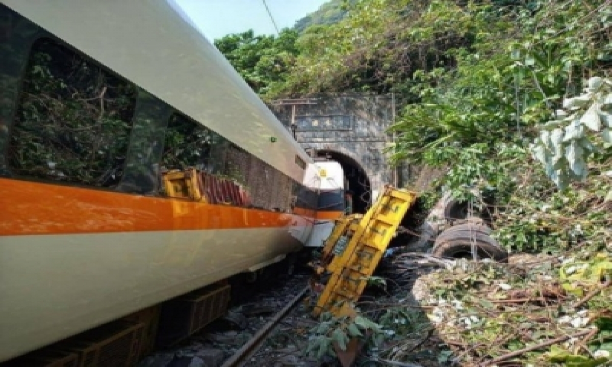  34 Killed In Taiwan Train Derailment (ld)-TeluguStop.com