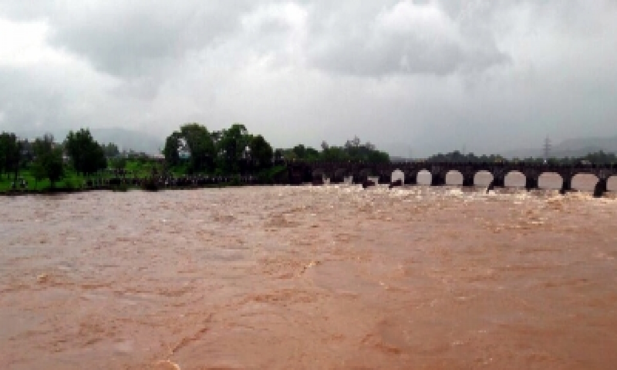  4 Killed As Bus Washed Away In Flooded River In Maha’s Yavatmal (lead)-TeluguStop.com