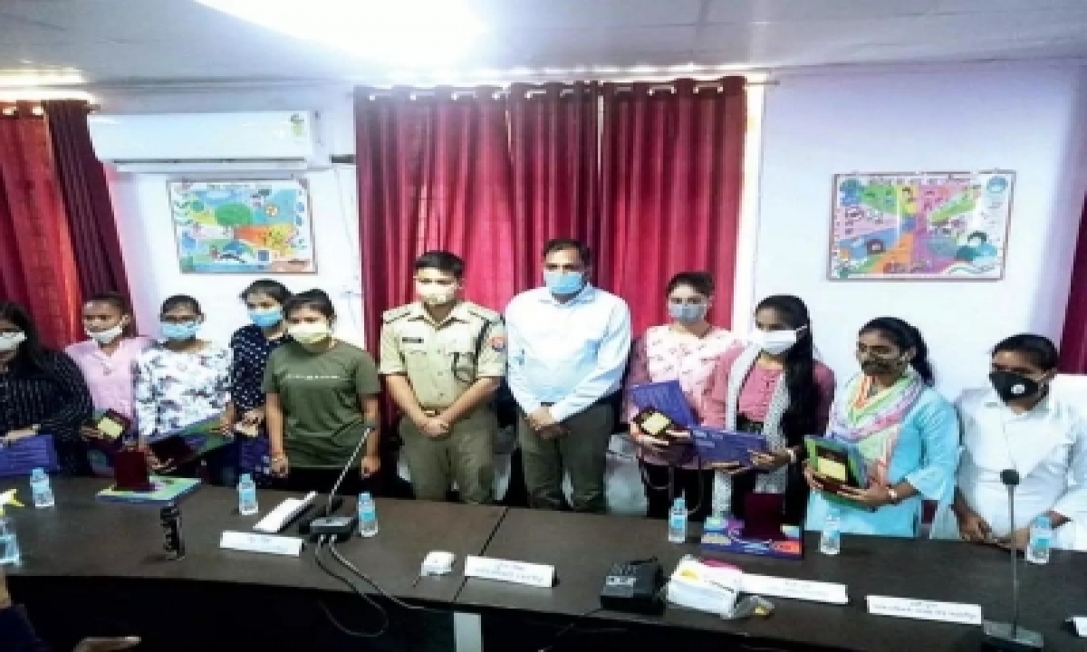  9 Girls Take Charge As Officers For A Day-TeluguStop.com