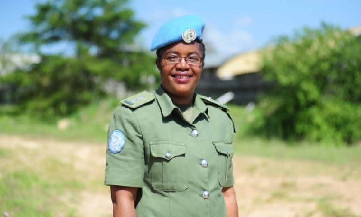  African Woman Cop Thanks Ips Officer After Receiving Un Honour-TeluguStop.com