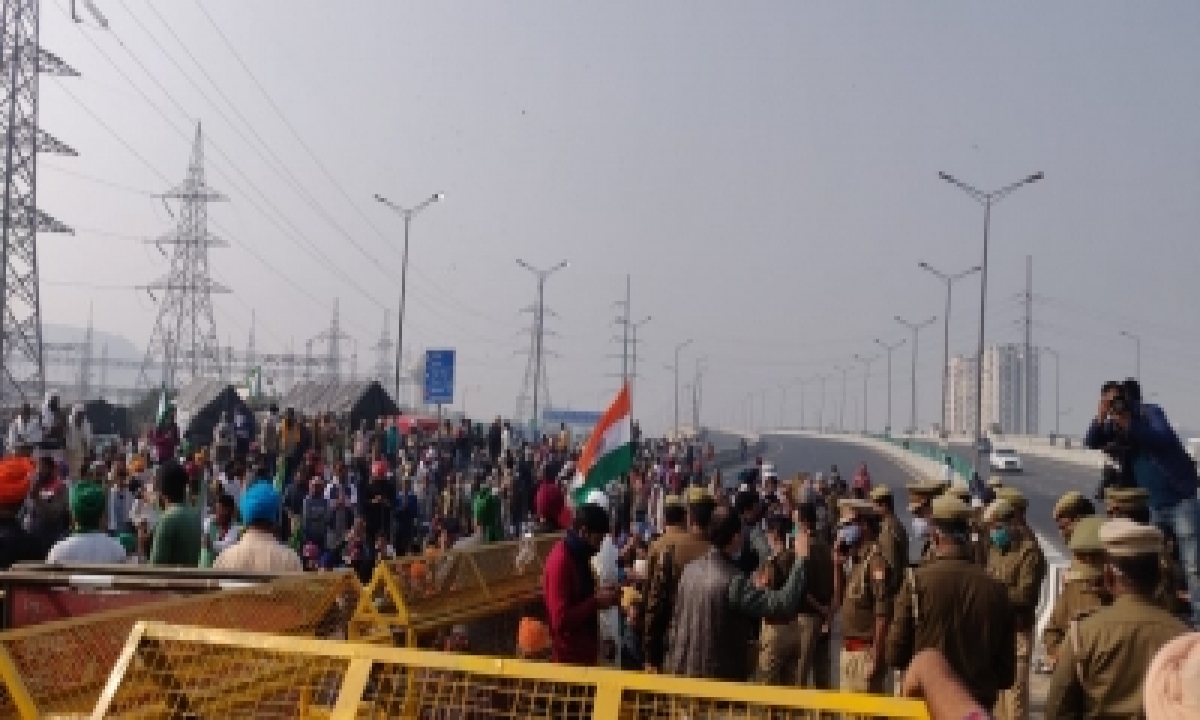  Agitated Farmers Block Highway Leading To Delhi From Up-TeluguStop.com