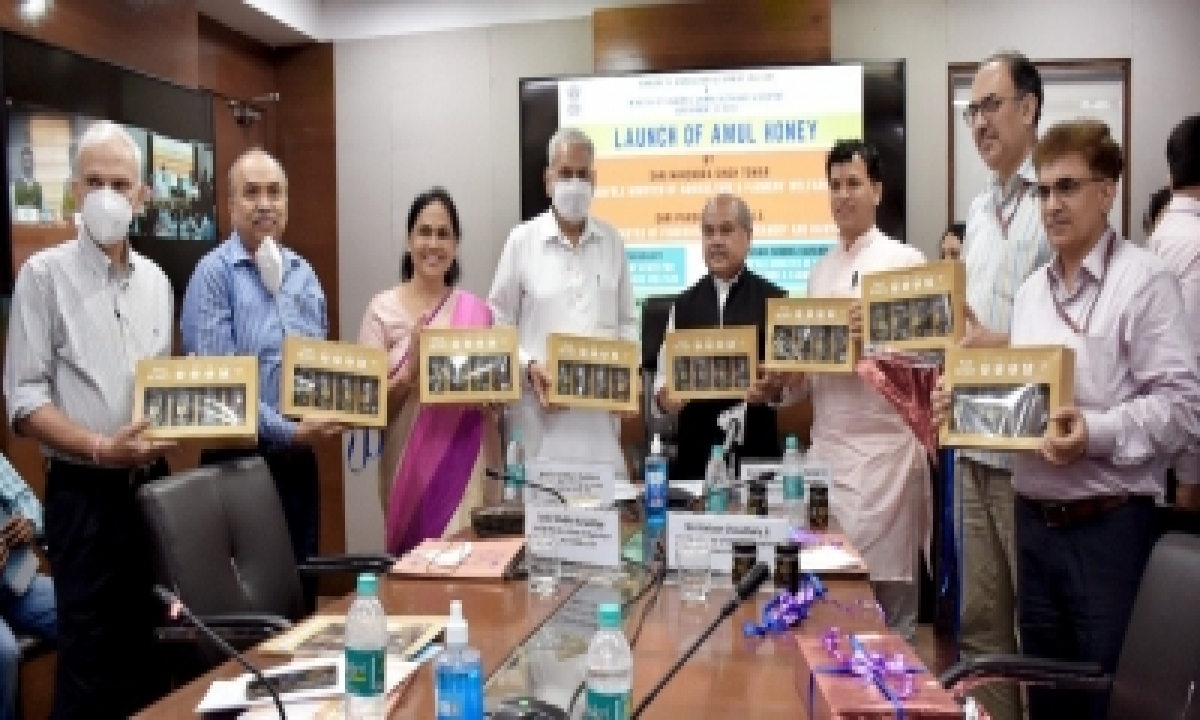  Agriculture Minister Launches Amul Honey-TeluguStop.com