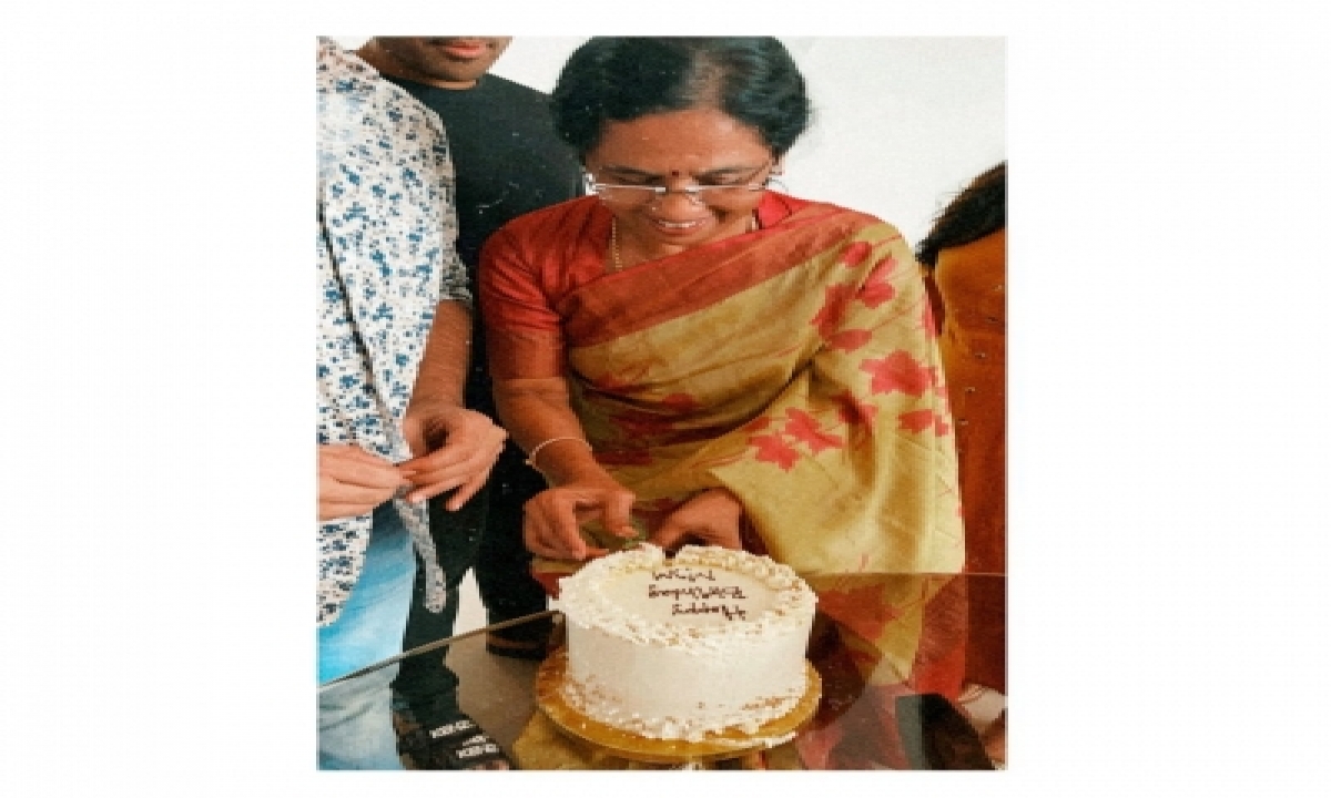  Allu Arjun Wishes Mother On Her Birthday-TeluguStop.com