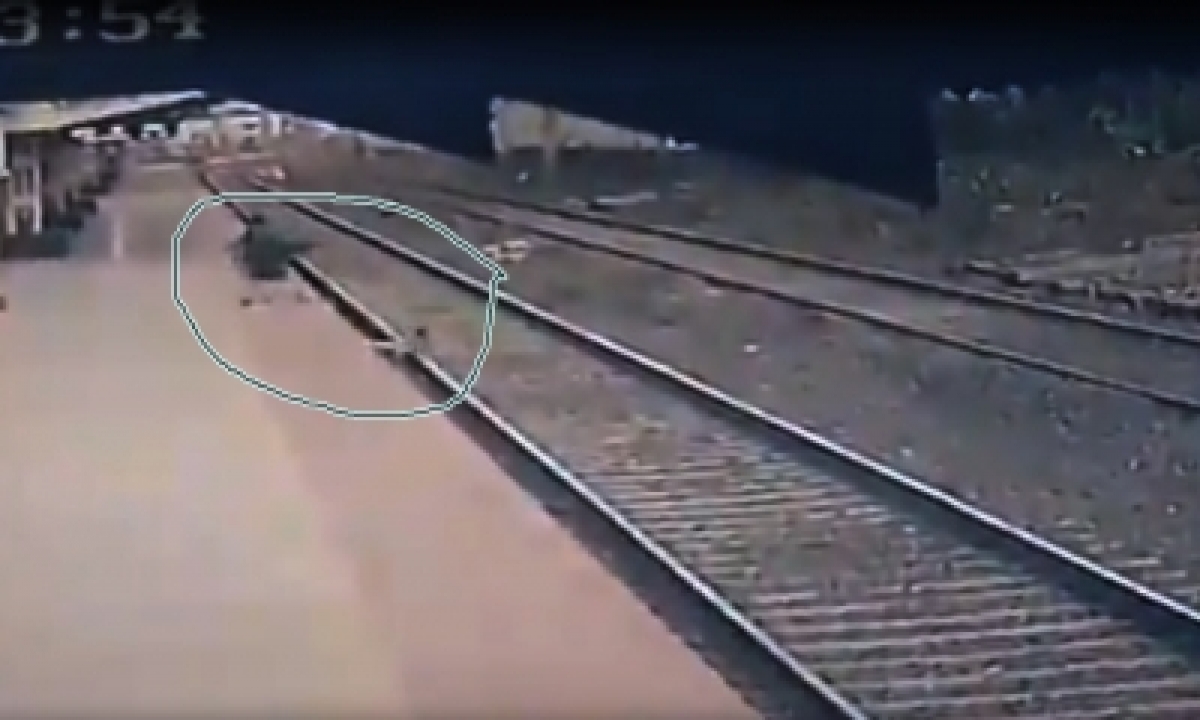  Andhra Cops Save Man’s Life On Railway Track In Nick Of Time-TeluguStop.com