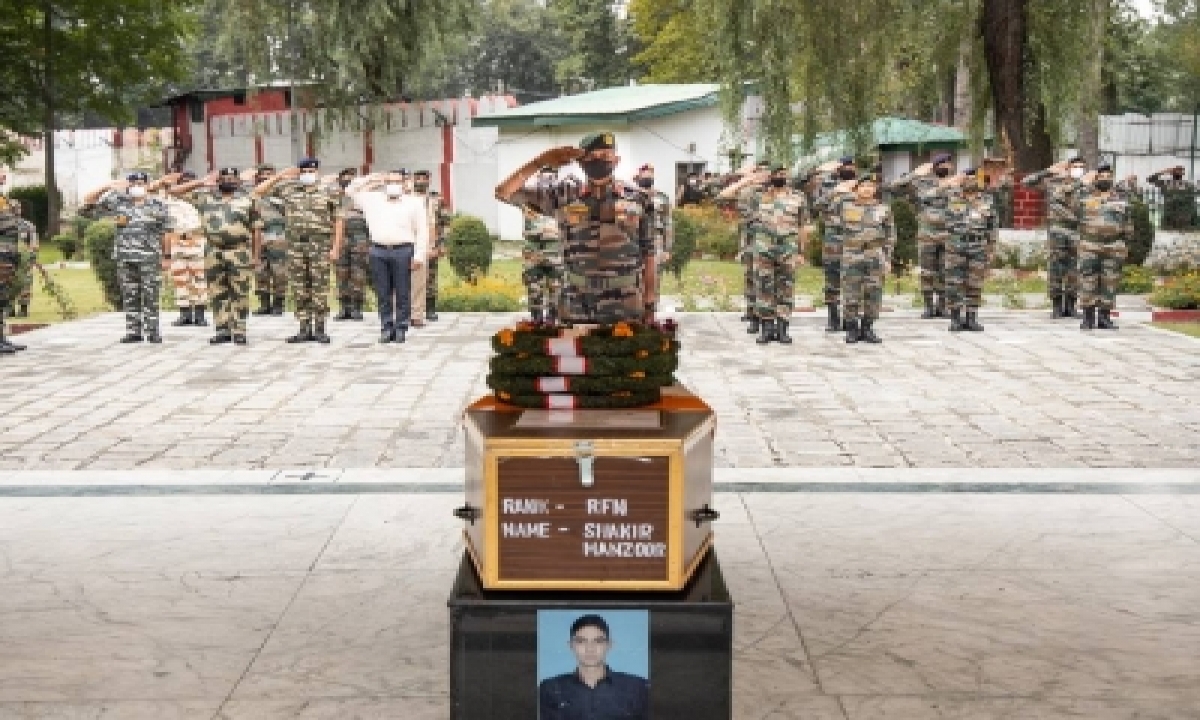 Army Pays Tributes To Braveheart In Kashmir-TeluguStop.com