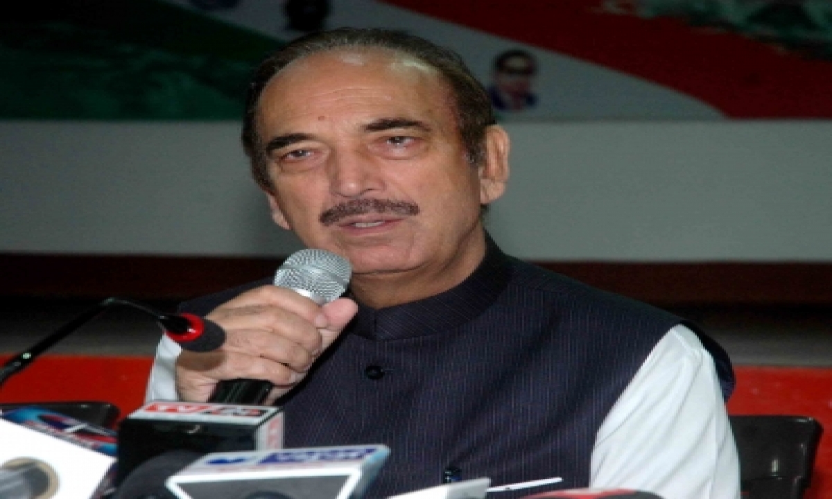  Azad Tries To Mend Fence With Gandhis, Draws Flak-TeluguStop.com