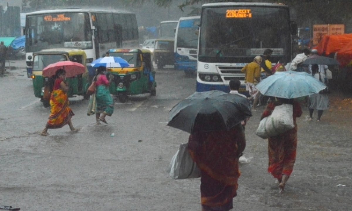  Bengaluru Receives Widespread Rain, Normal Life Hit-TeluguStop.com