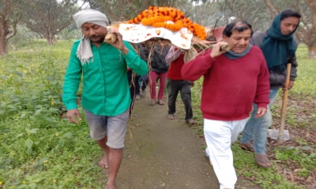  Bihar Family Gives Ritualistic Final Farewell To Pet Dog-TeluguStop.com