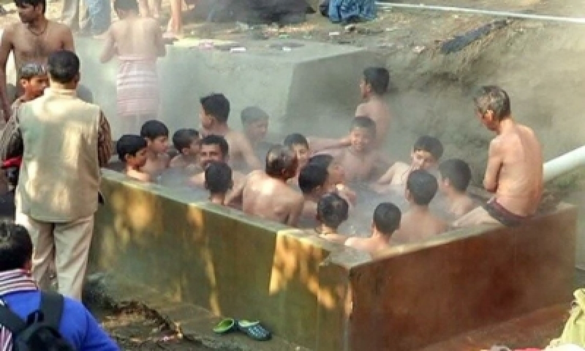  Braving Pandemic, Thousands Take Holy Dip In Himachal Rivers-TeluguStop.com