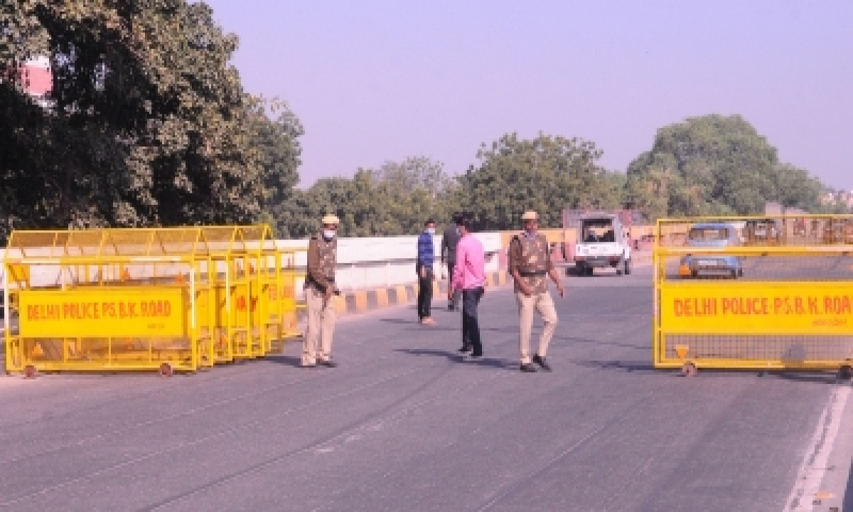 Closed Delhi-haryana And Delhi-up Borders Leave Commuters Stranded-TeluguStop.com