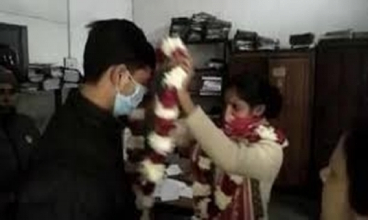  Cop Marries Live-in Partner At Up Police Station-TeluguStop.com
