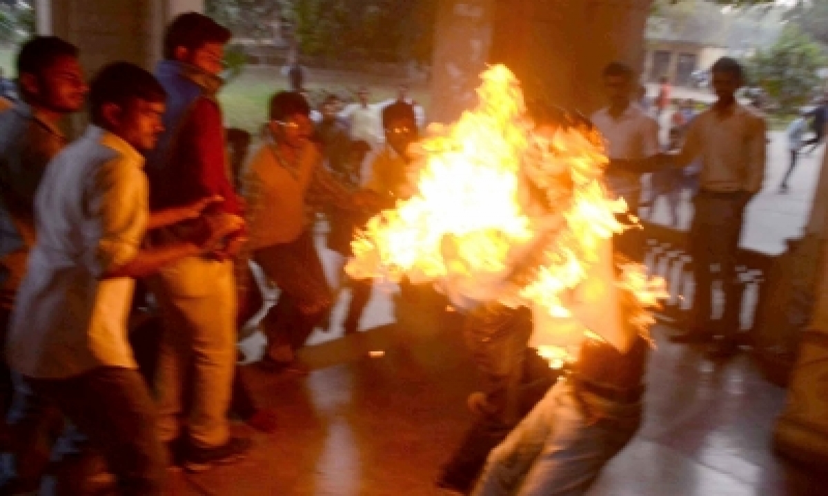  Couple Attempts Self-immolation Outside Odisha Assembly-TeluguStop.com