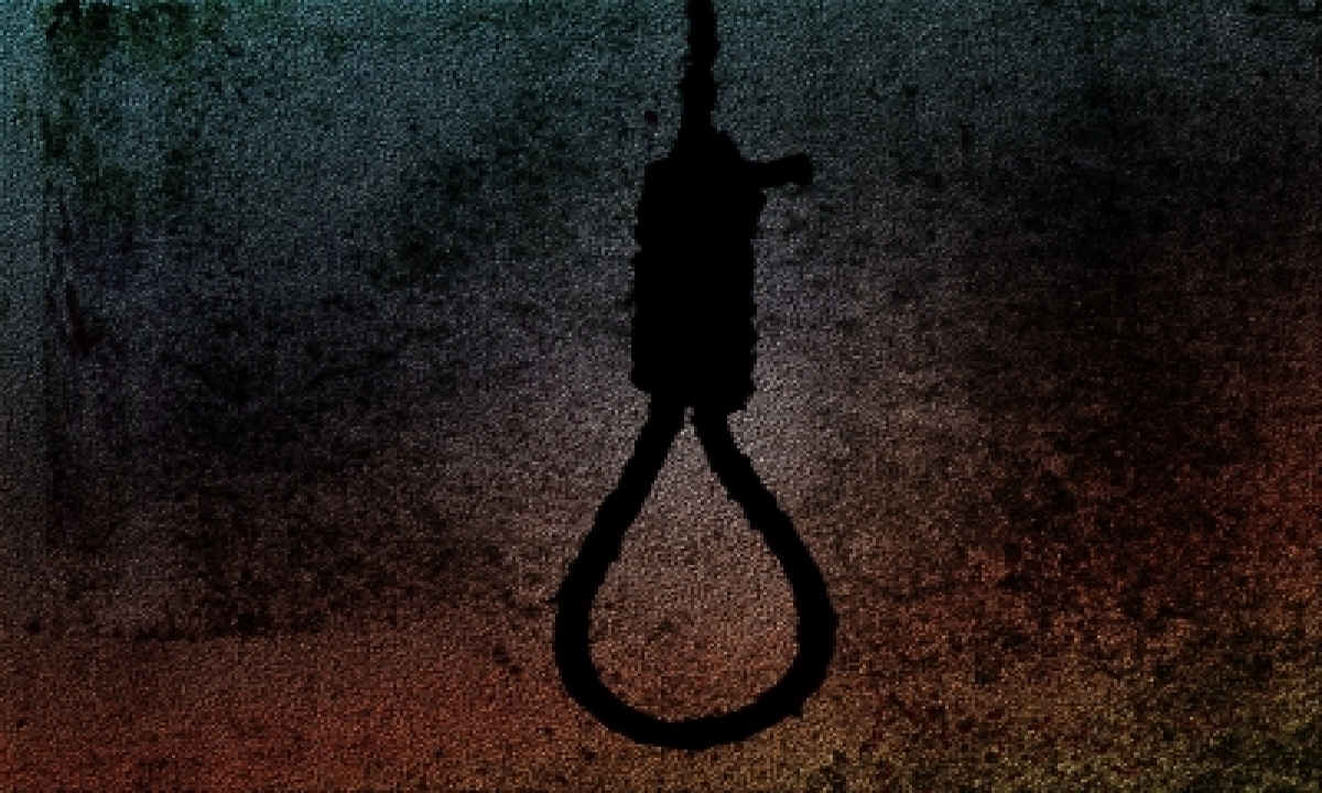  Couple Found Hanging From Tree In Mathura-TeluguStop.com