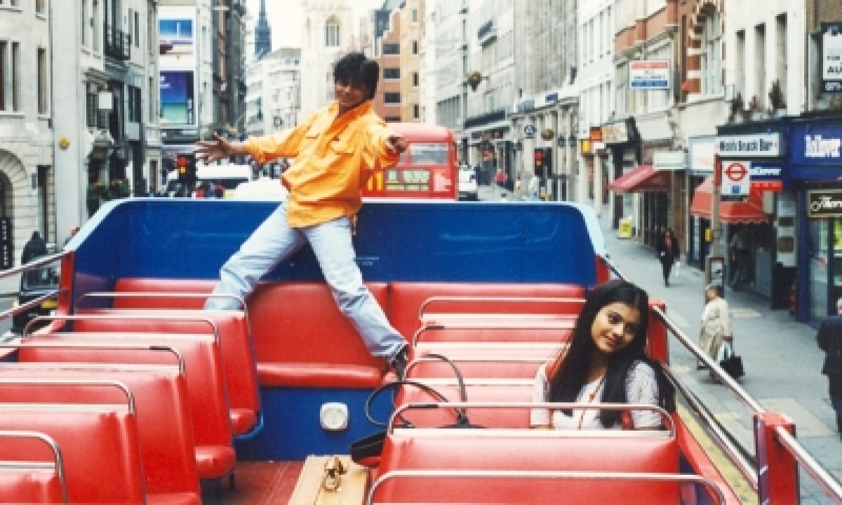  Ddlj Turns 25 : Srk-kajol Statue To Be Unveiled In London’s Leicester Square-TeluguStop.com