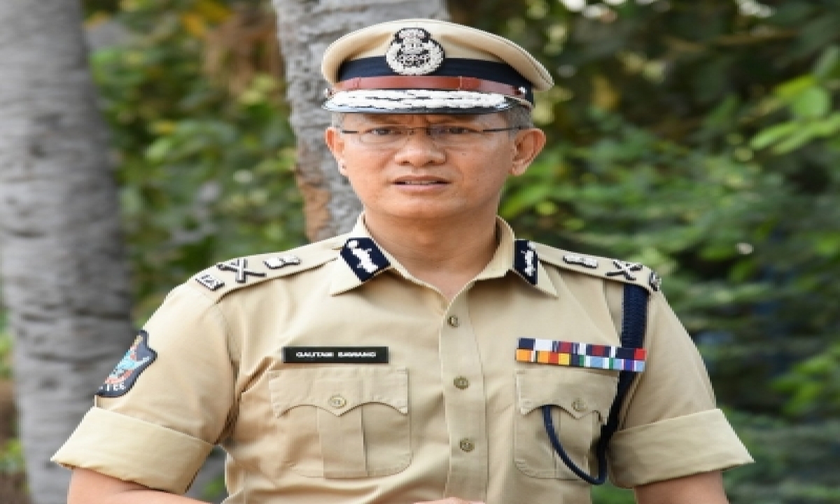  Deferring Vaccine Jab, Andhra Police Busting Poll Crimes-TeluguStop.com