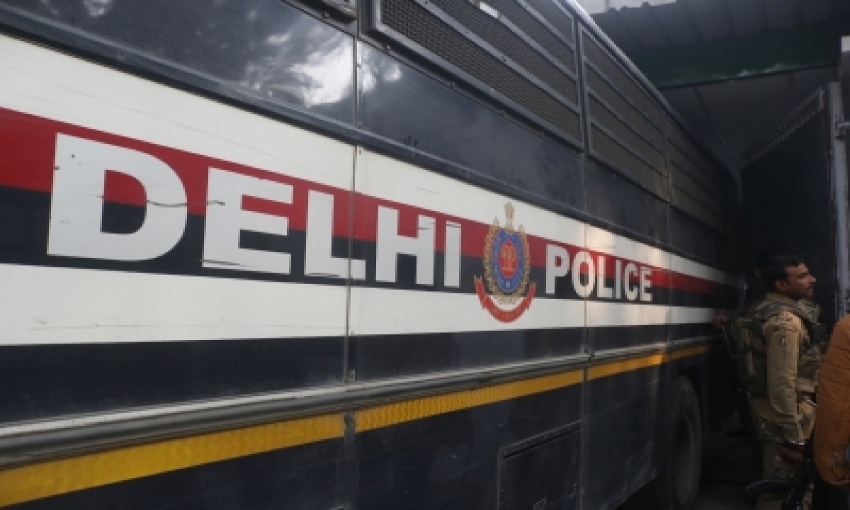  Delhi Police Conducts Raids To Nab Killer Seen In Cctv Footage-TeluguStop.com