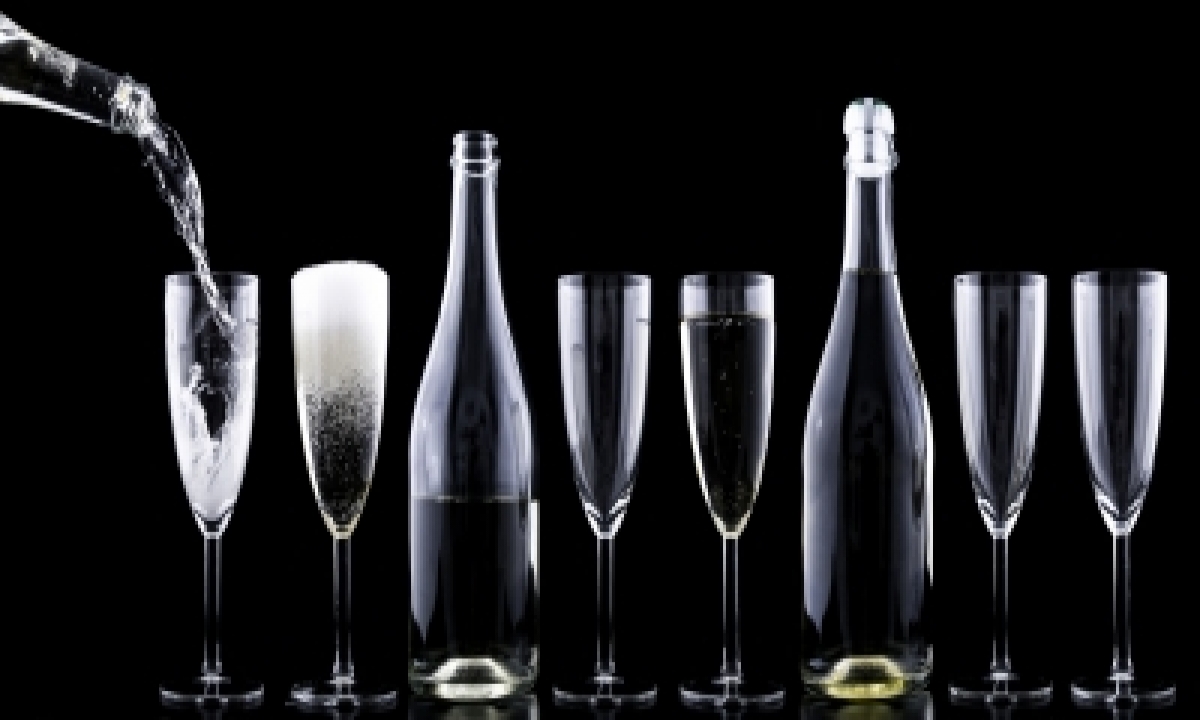  Drugs Worth Rs 2.5cr In Champagne Bottles Seized In K’taka-TeluguStop.com