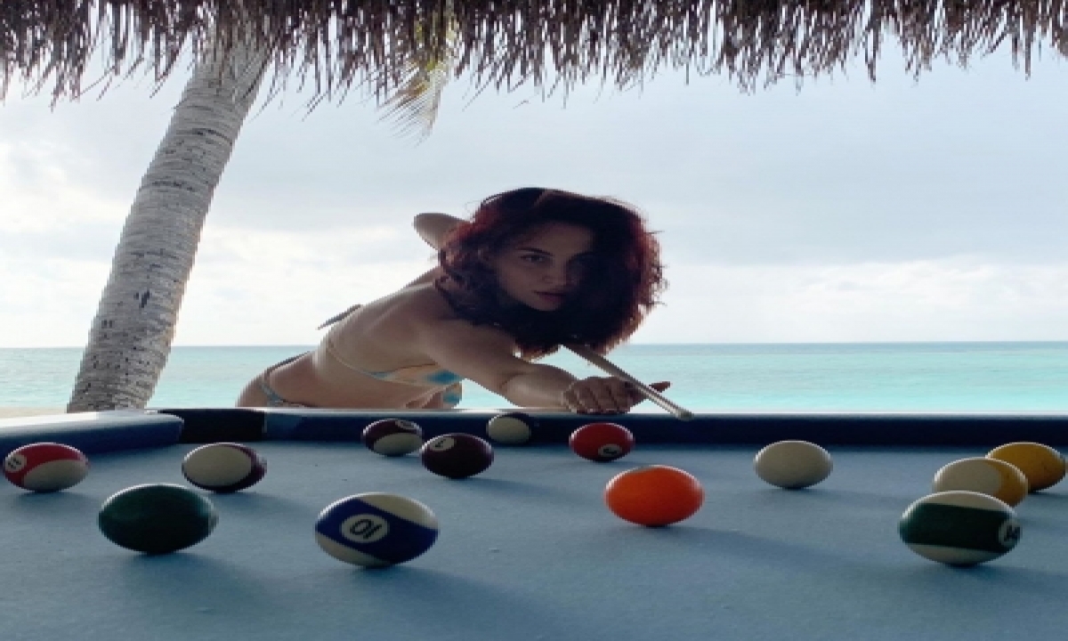  Elli Avrram Plays Pool In Bikini By The Beach-TeluguStop.com