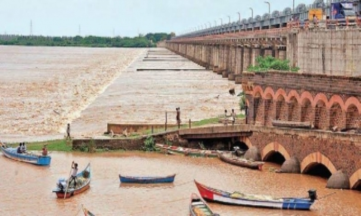  First Flood Alert Withdrawn For Godavari River At Dowleswaram-TeluguStop.com
