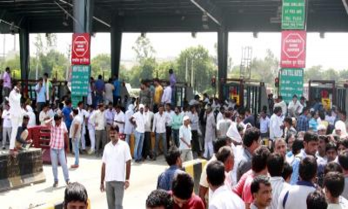  Gurugram Police Detain Group For Sitting On Delhi-jaipur Expressway-TeluguStop.com