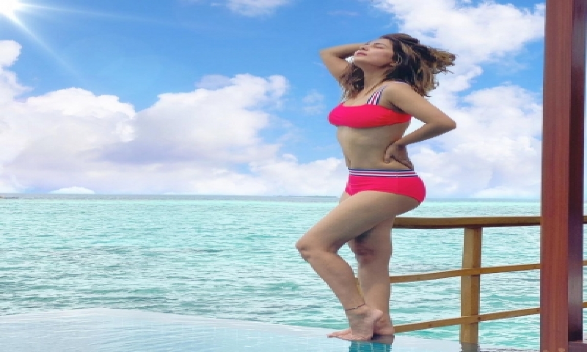  Hina Khan Paints The Seaside Pink In Scorching Bikini Photo-op-TeluguStop.com