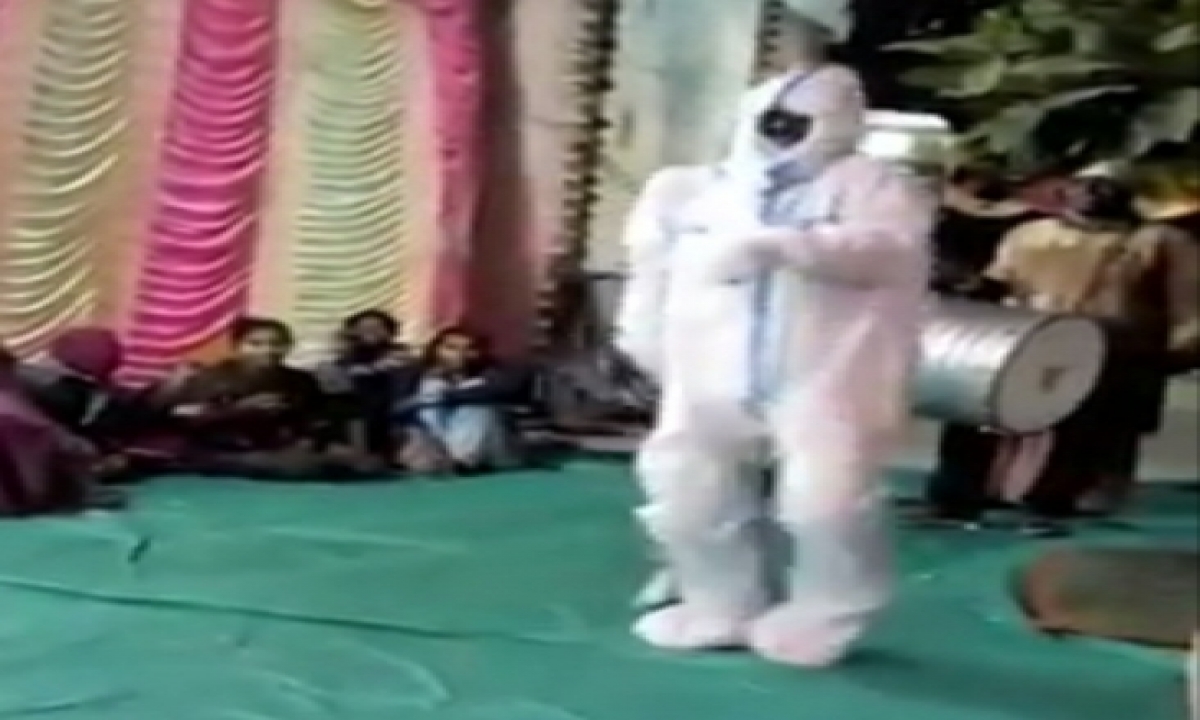  Home Quarantined Man Dances In Ppe Kit At Marriage Ceremony-TeluguStop.com