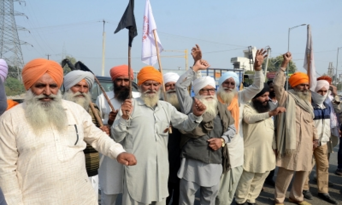  Hundreds Of Protesting Farmers Gather Along Punjab-haryana Border-TeluguStop.com