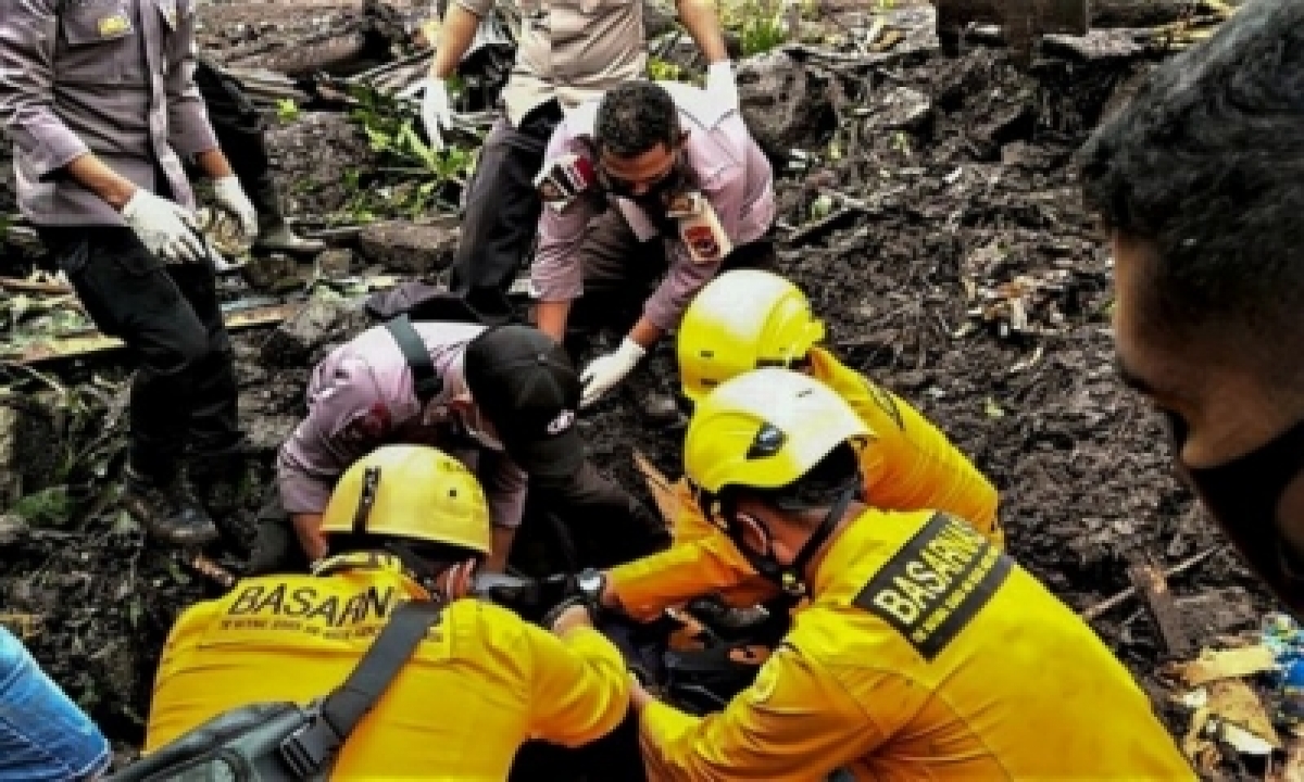  Indonesia Floods Toll Climbs To 165-TeluguStop.com