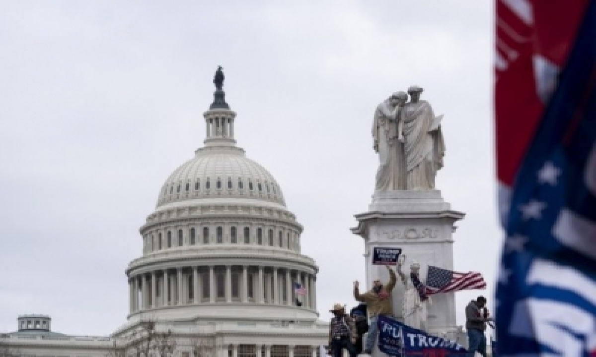  Injured Us Capitol Police Officer Dies-TeluguStop.com