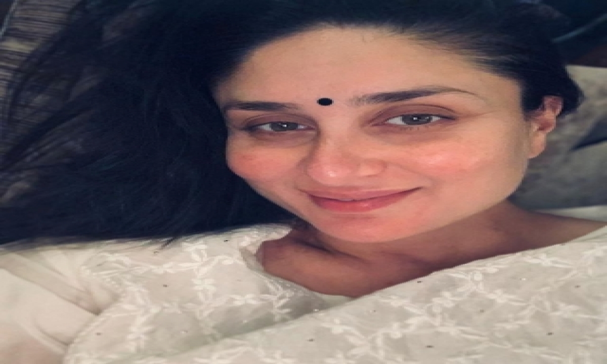  Kareena Kapoor Khan Just Loves Wearing Bindi-TeluguStop.com