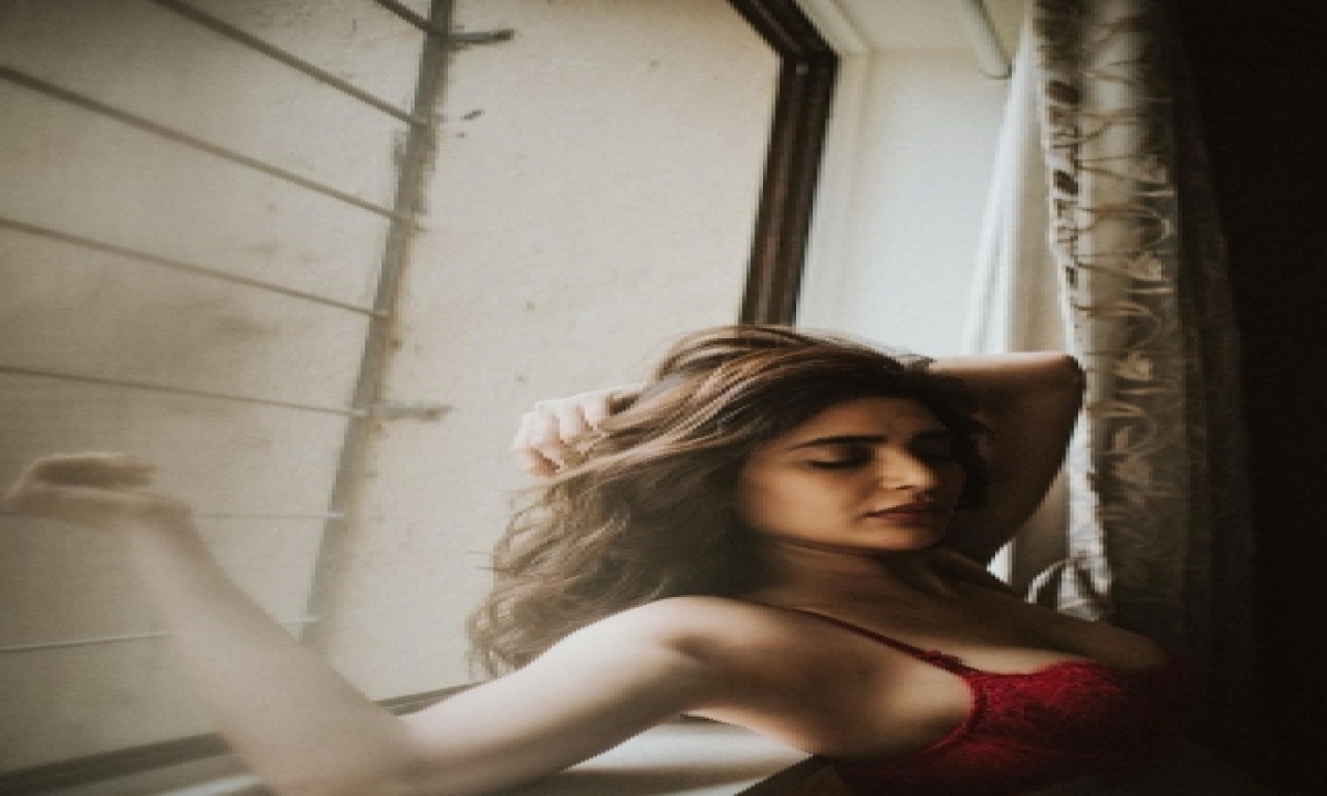  Karishma Tanna Is Lost In Her ‘own Thoughts’-TeluguStop.com