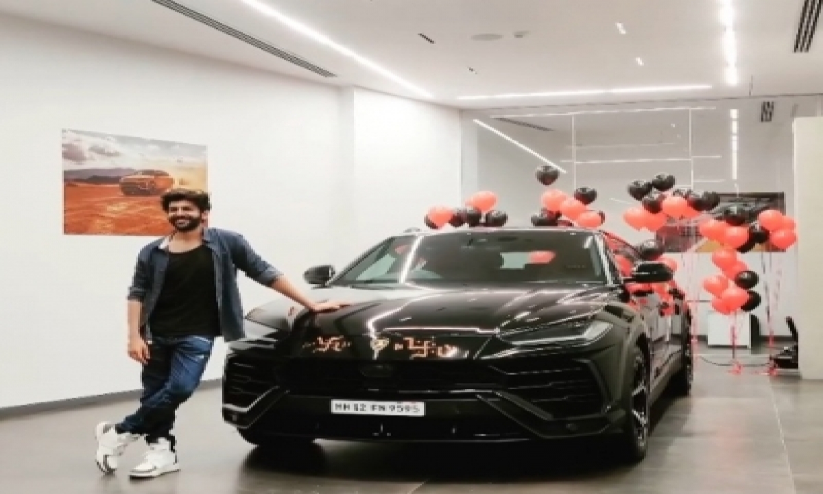  Kartik Aaryan Buys Swanky Lamborghini Worth 4.5cr-TeluguStop.com