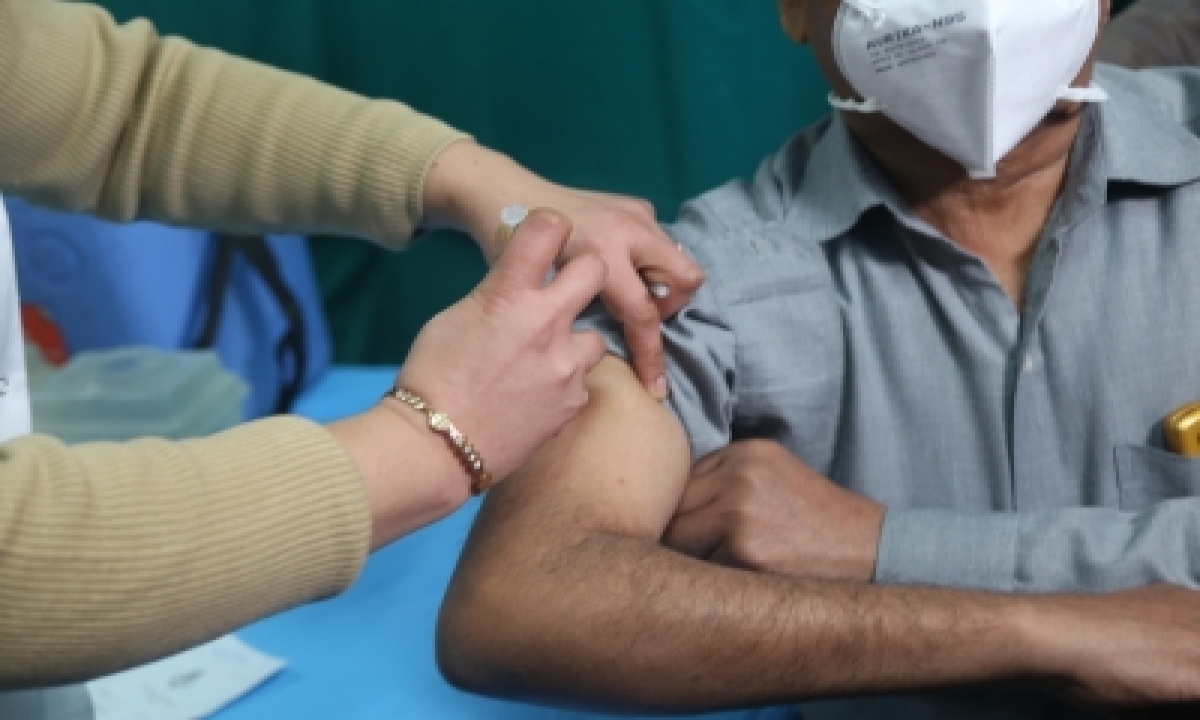  Kgmu Worker Gets First Vax Shot In Uttar Pradesh-TeluguStop.com